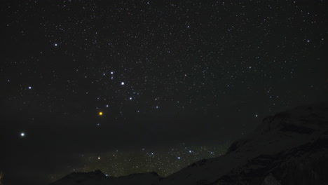 Timelapse-Nocturno-De-La-Galaxia-Muy-Clara-De-La-Vía-Láctea-Sobre-La-Cordillera-De-Annapurna-Vista-Desde-Manang,-Nepal