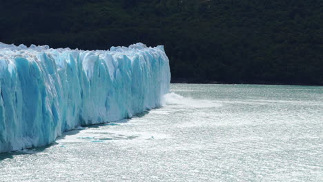 Blue-glacier-melting-with-icebergs-breaking-off,-Slow-Motion