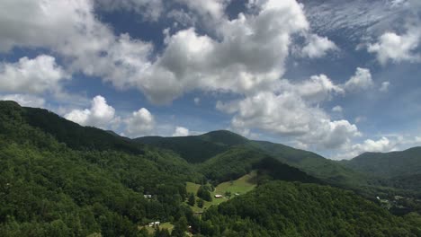 Wolken-Ziehen-über-Die-Great-Smoky-Mountains-Im-Maggie-Valley-North-Carolina