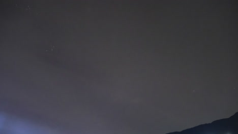Der-Zeitraffer-Des-Bewölkten-Nachthimmels-Verbirgt-Die-Milchstraße-Im-Hintergrund