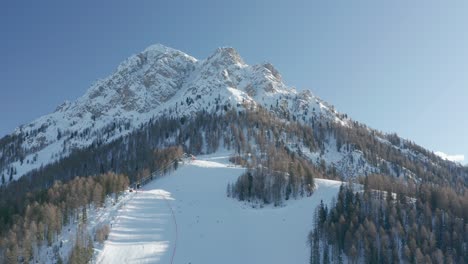 La-Temporada-De-Esquí-En-La-Estación-De-Esquí-De-Plan-De-Coronas,-Italia