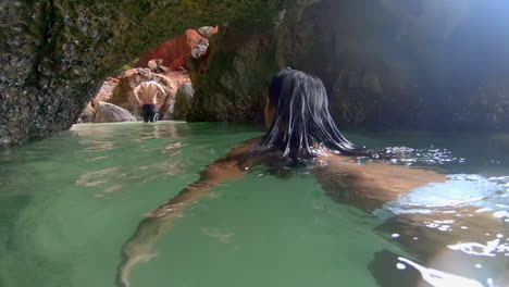 Zeitlupe-|-Schönes-Indisches-Mädchen-Im-Bikini,-Das-Durch-Kleine-Höhle-In-Thailand-Schwimmt