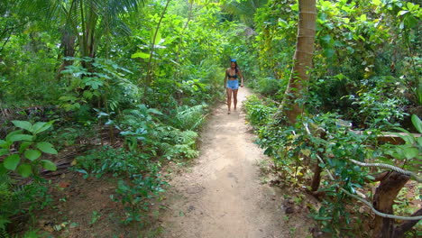 Zeitlupe-|-Indisches-Mädchen-Im-Bikini,-Das-Auf-Dschungelpfad-In-Thailand-Geht