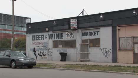 Royal-Eagle-Beer-and-Wine-Market-in-Detroit,-Michigan,-USA