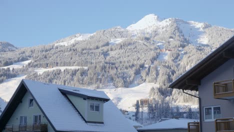 Winterlandschaftsszene-Der-Alpenberge-Während-Extremer-Winter-Mit-Schneebedeckten-Häusern