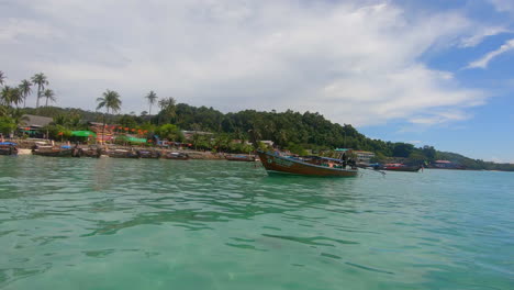 Zeitlupe-|-Longtail-Boot,-Das-Zum-Strand-Auf-Der-Insel-In-Thailand-Schwimmt