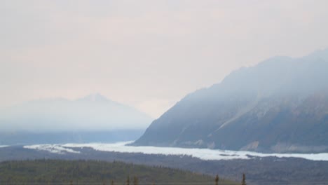 Vista-Del-Paisaje-Escénico-Con-Casquetes-Polares-A-Lo-Largo-De-La-Carretera-De-Alaska-Que-Se-Dirige-Hacia-Anchorage,-Alaska