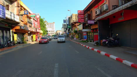 Cámara-Lenta-|-Coche-Pov-Conduciendo-Por-La-Ciudad-En-Tailandia