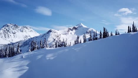 Schneebedeckter-Grat-Mit-Aussichtsgipfel-Im-Hintergrund