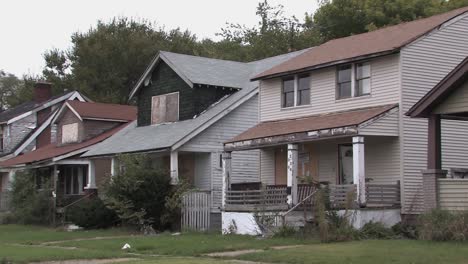 Pan-shot-of-rotten-houses-in-Detroit,-Michigan,-USA