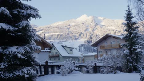 Winterlandschaftsszene,-Die-Extreme-Winter-Mit-Schneebedeckten-Häusern,-Bäumen-Und-Bergen-Zeigt