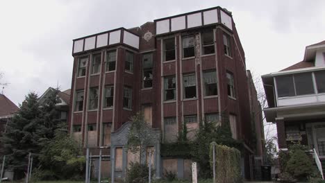 Rotten-Building-in-Detroit,-Michigan,-USA
