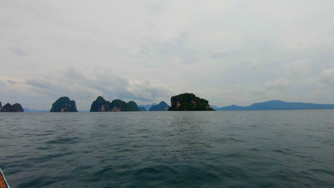 Zeitlupe-|-Blick-Auf-Entfernte-Inseln-In-Thailand-Von-Einem-Boot-Aus