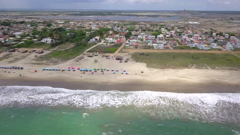 Aufschlussreiche-Drohnenaufnahme-Von-Der-Küste-über-Dem-Ozean-In-Richtung-Der-Stadt-Playas-General-Villamil-In-Ecuador