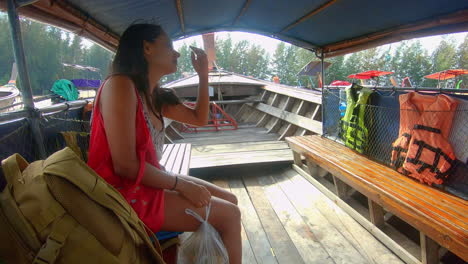 Zeitlupe-|-Schönes-Indisches-Mädchen-Auf-Einem-Boot-In-Thailand,-Das-Eine-Sonnenbrille-Aufsetzt-Und-Darauf-Wartet,-Aufs-Meer-Hinauszugehen