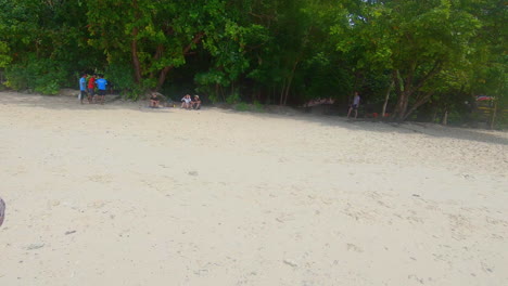 Zeitlupe-|-Indisches-Mädchen,-Das-Am-Strand-In-Thailand-Spazieren-Geht-Und-Lächelt---Die-Landschaft-Einnimmt