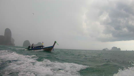 Zeitlupe-|-Boot-Im-Regensturm-In-Thailand-Mit-Dunkelgrauem-Himmel-Und-Inseln-Im-Hintergrund