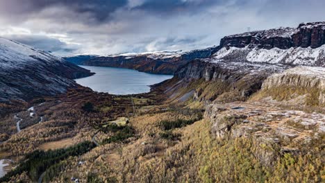 Das-Von-Den-Bergen-Eingerahmte-Tal-Führt-Zum-Melfjorden-Fjord