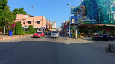 Zeitlupe-|-POV-Auto-Fährt-Durch-Eine-Stadt-In-Thailand