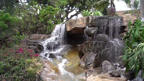 Wasserfall-Auf-Felsen-In-Einem-Teich