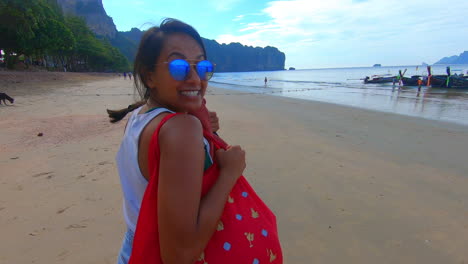 Zeitlupe-|-Schönes-Indisches-Mädchen-An-Einem-Strand-In-Thailand,-Das-Lächelnd-Auf-Das-Wasser-Zugeht