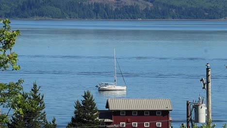 Segelboot-Auf-Dem-Columbia-River-An-Einem-Sonnigen-Tag-Im-Juni