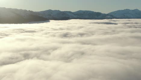 Drone-Volando-Sobre-Las-Nubes-De-Montaña-Durante-La-Puesta-De-Sol