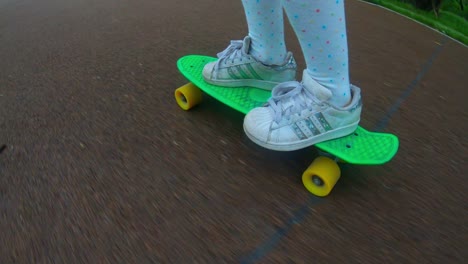Das-Kind-Fährt-Auf-Einem-Kleinen-Skateboard.-Zeitlupe