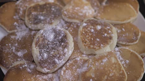 Tortitas-Americanas-Recién-Horneadas-Espolvoreadas-Con-Azúcar-En-Polvo