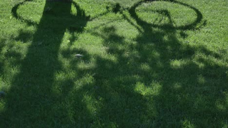 Fahrrad-Silhouette-Schatten-Auf-Dem-Rasen