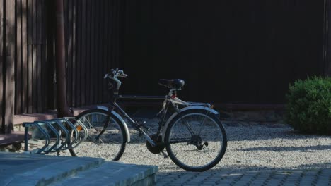 Vieja-Bicicleta-Estacionada-Al-Lado-De-La-Iglesia