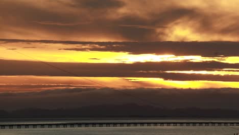 Sonnenuntergang-Entlang-Des-Geraden-Niedrigen-Abschnitts-Der-Astoria-Megler-Brücke,-Oregon-Nach-Washington,-Langsam-Ziehende-Wolken
