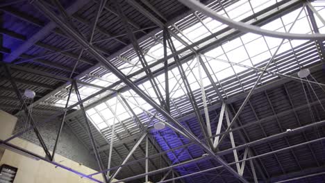 Moderne-Industriedecke-Mit-Eventlicht-An-Bewölkten-Tagen-Und-Glas-Auf-Dem-Dach,-Gedreht-Auf-Gimbal-Mit-Parallax-Effekt-In-4k