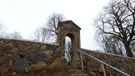 Steinbogeneingang-Zum-Alten-Friedhof
