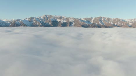 Drohne-Fliegt-über-Flauschige-Wolken