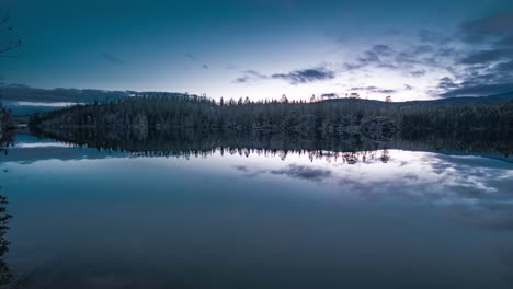 The-dusk-setting-above-the-lake