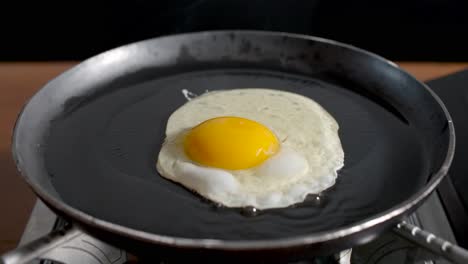 Fried-egg-in-iron-pan