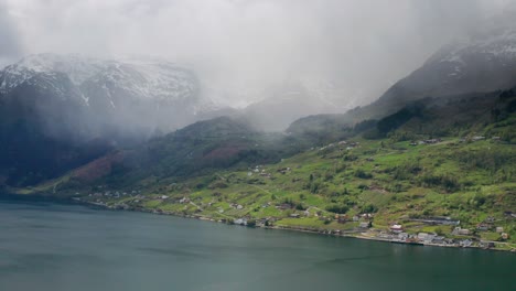 Dünne-Nebelwolken-Hängen-über-Dem-Wasser-Des-Hardangerfjords