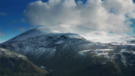 Nubes-Blancas-Borrosas-Colgando-Sobre-La-Cima-De-La-Montaña-Cubierta-De-Nieve