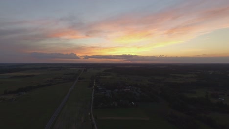 Farbenfroher-Sonnenuntergang-über-Dem-Ländlichen-Gebiet-Und-Der-Straße-Am-Späten-Abend