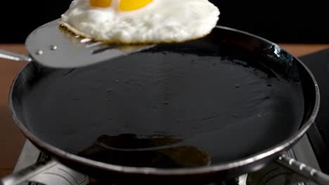 Chef-brings-fried-egg-from-pan