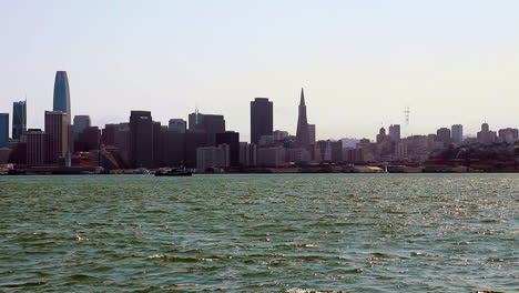 Skyline-Von-San-Francisco-Mit-Grünem-Wasser,-Das-Eine-Verblichene-Tönung-Der-90er-Jahre-Verursacht