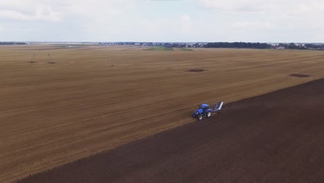 Blauer-Moderner-Pflügender-Traktor,-Der-Auf-Dem-Feld-Arbeitet-5