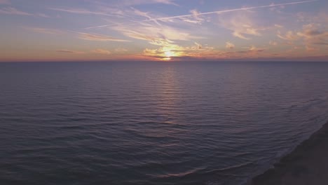 Die-Wellen-Der-Ostsee-Bei-Sonnenuntergang.-Statische-Luftaufnahme