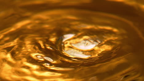 Boiling-liquid-gold-with-ice-cubes