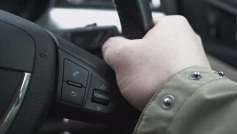 Fingerverstellbarer-Autowischerarm-Am-Lenkrad