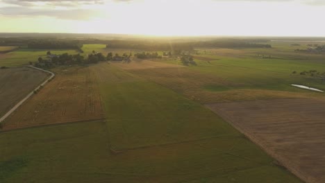 Sonnenuntergangsstrahlen-Am-Horizont-über-Der-Litauischen-Siedlung.-Luftaufnahme