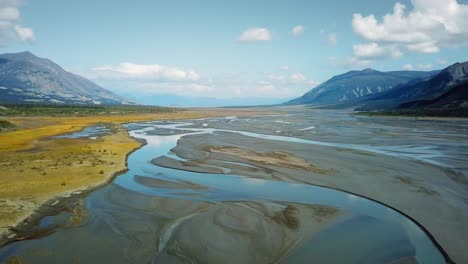 Gletscherfluss-Im-Nördlichen-Yukon