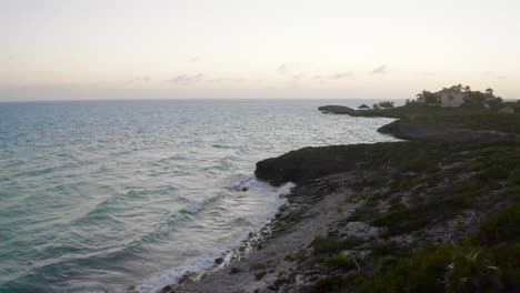 Luftdrohnenaufnahme-Einer-Wunderschönen-Insel-In-Turks--Und-Caicosinseln-Bei-Sonnenuntergang