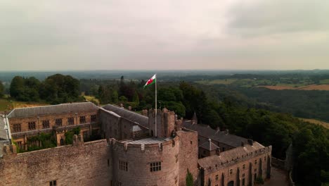 Castillo-De-Gales-Con-La-Bandera-De-Gales-En-La-Parte-Superior